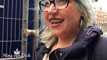Play Nina van Dick - Mi novia sale a la calle con mi corrida en su cara