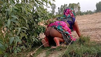 Play गेहूं का भूसा भरने गयी खेत और चुदवाने लगी