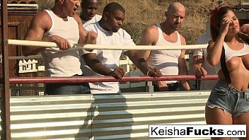 Play Hot babe Keisha gets ready for her gangbang