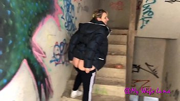 Play Milf fucked fast in an abandoned house