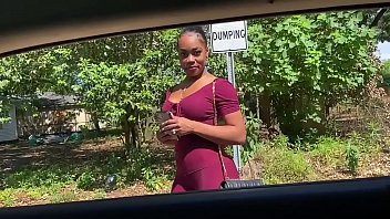 Play Ebony hottie gives blowjob for a ride