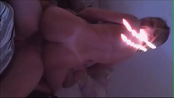 Play Kellenzinha senta com força no pau do marido e faz squirt enquanto é filmada pelo amigo voyeur escondido no quarto