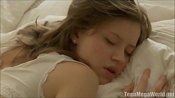 Play Cute little angel