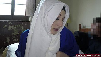 Play Pretty arab girl sucks him off for cash